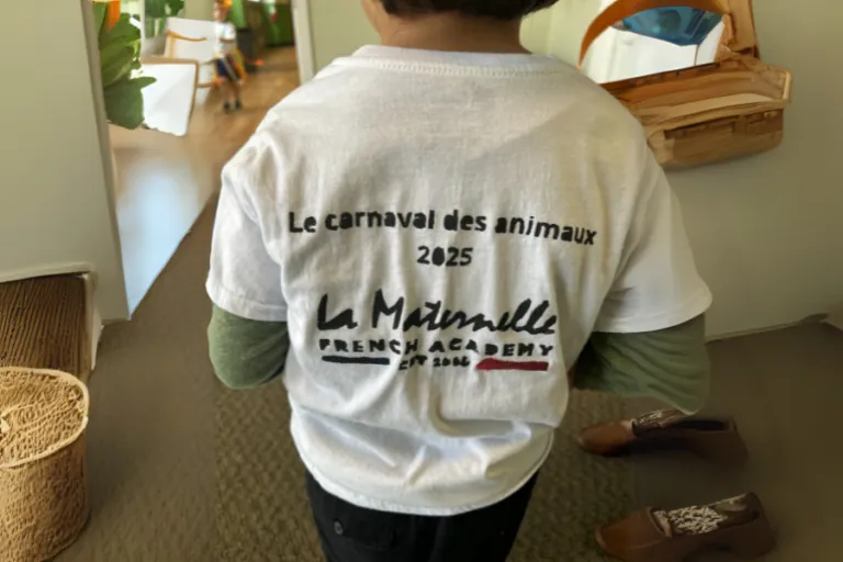 Child wearing a La Maternelle Carnaval des animaux t-shirt